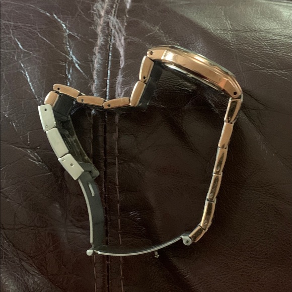 Men's Two-Tone Fossil Watch: Bold Style for Every Moment - Picture 6 of 7